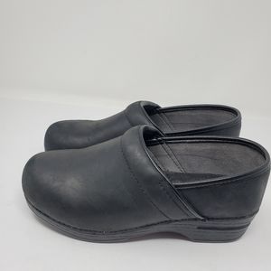 Dansko Black matte slip resistant work clogs Size 39 EUC